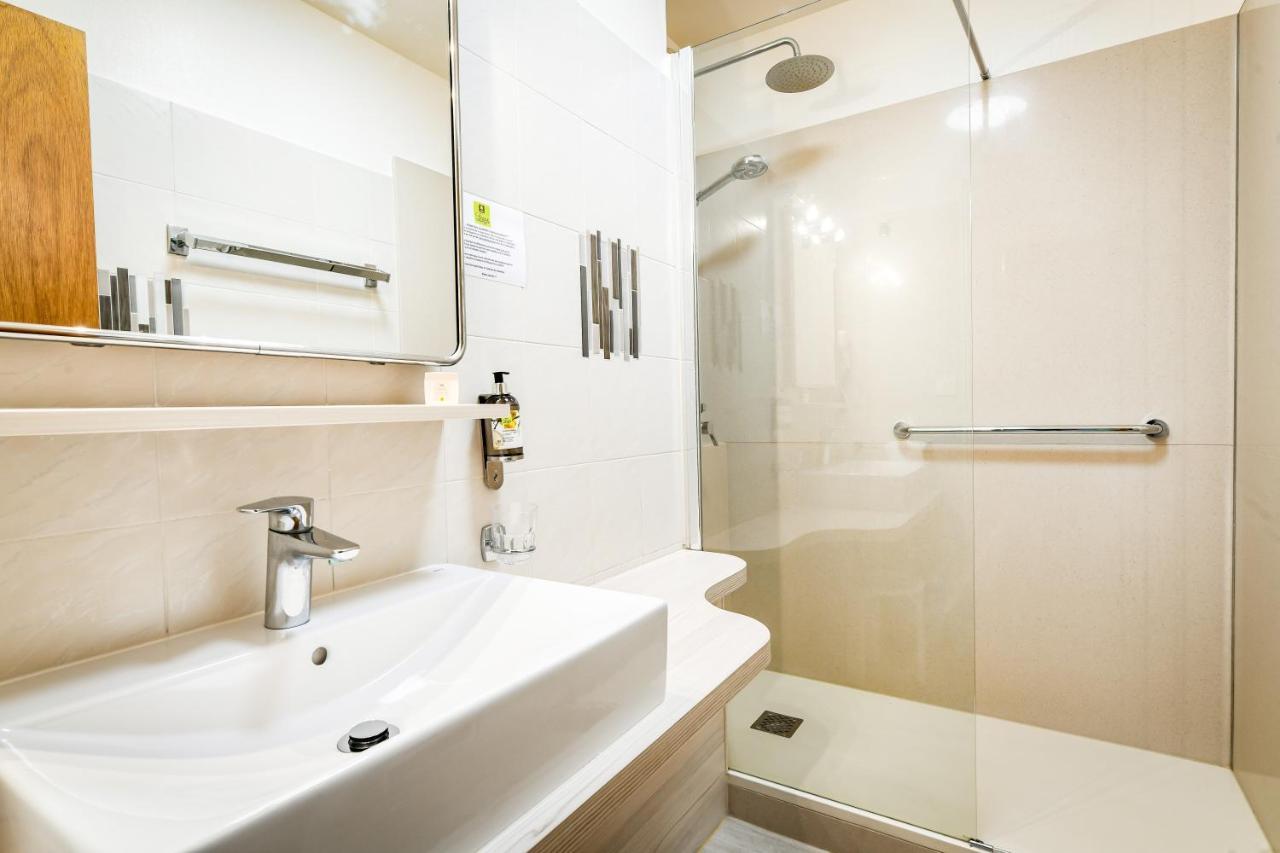 Aux Tauzins Otel Montfort-en-Chalosse Dış mekan fotoğraf